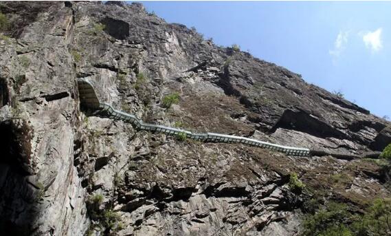 玻璃栈道坍塌死亡26人