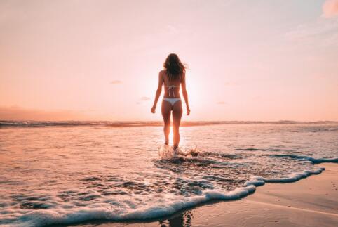 风韵饱满中年女人图片