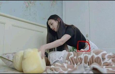 迪丽热巴胸口风光