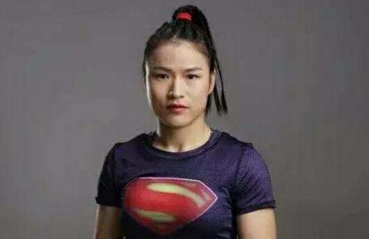 张伟丽险胜乔安娜卫冕金腰带