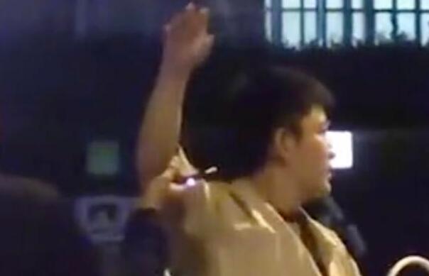 贾乃亮深夜买醉