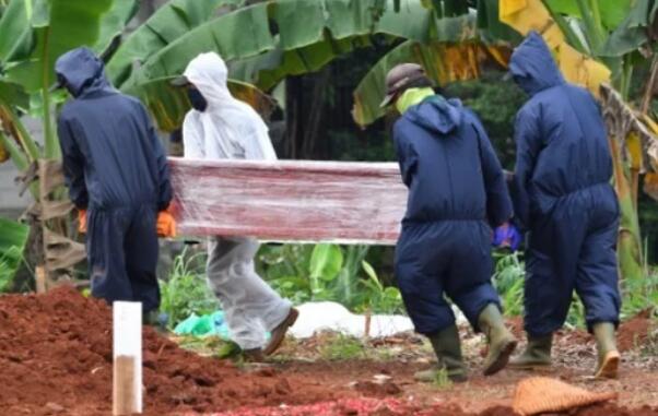 印尼拒戴口罩被罚挖墓
