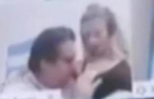 阿根廷议员开会时吻妻子胸部