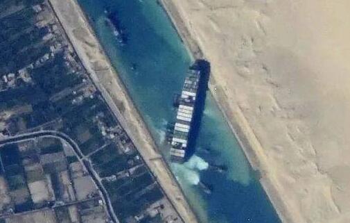 航拍苏伊士运河堵船震撼画面