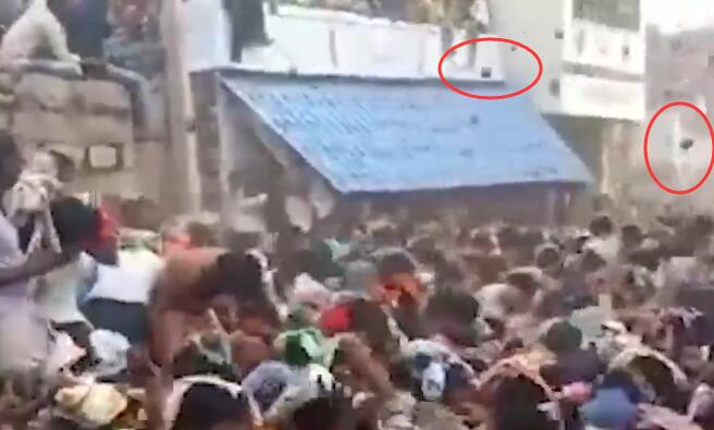 印度上千村民互扔牛粪送祝福