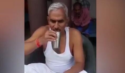 印度议员示范喝牛尿预防新冠