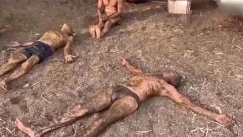 印度民众涂满牛粪抵御新冠