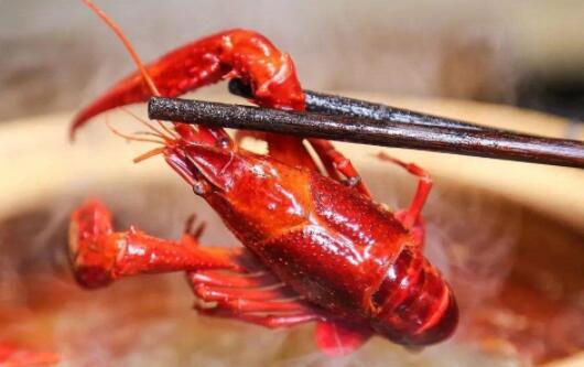 小龙虾吃到一半突然活了一只