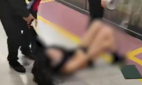 地铁拽人保安系随车工作人员