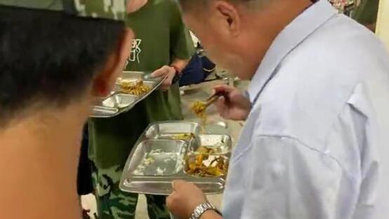 湖南校长站垃圾桶旁吃学生剩饭