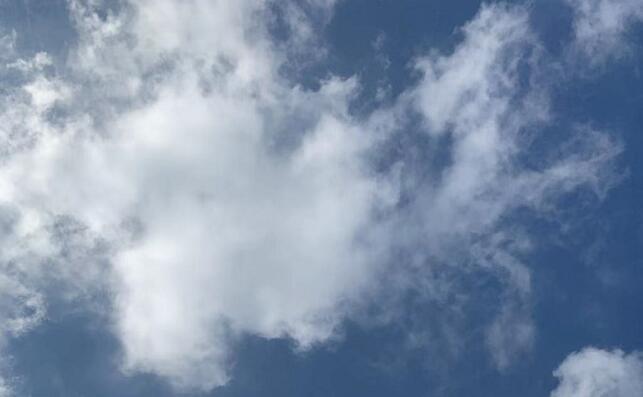 沈阳天空出现巨型光柱