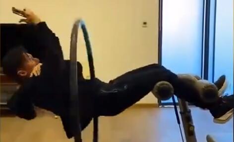 谢霆锋悬空转呼啦圈