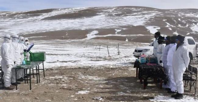 中印士兵边境互致问候交换糖果