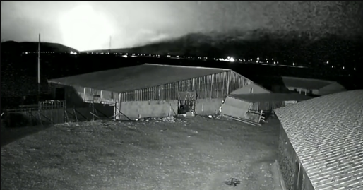 青海地震前1秒强光闪耀地平线