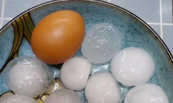 四川安岳突降冰雹如鸡蛋般大小