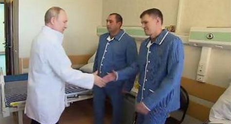 普京穿白大褂探望对乌作战伤兵