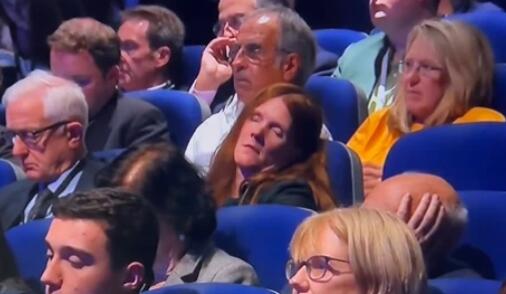 英国副首相台上发言台下睡倒一片