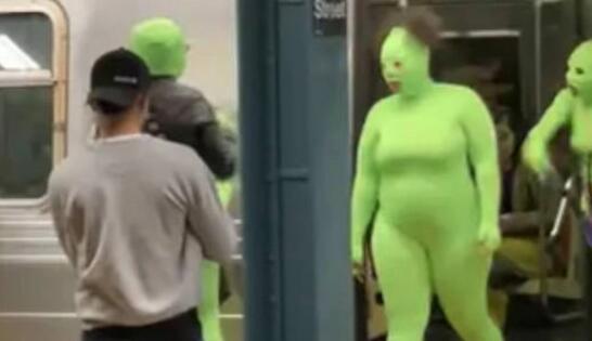 美国纽约多名绿色连体衣女子地铁上抢劫