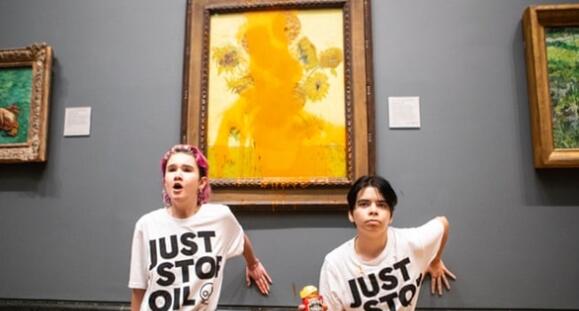 梵高名画向日葵被泼番茄汁