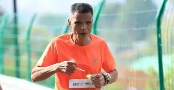 广州男子边抽烟边跑马拉松火到国外