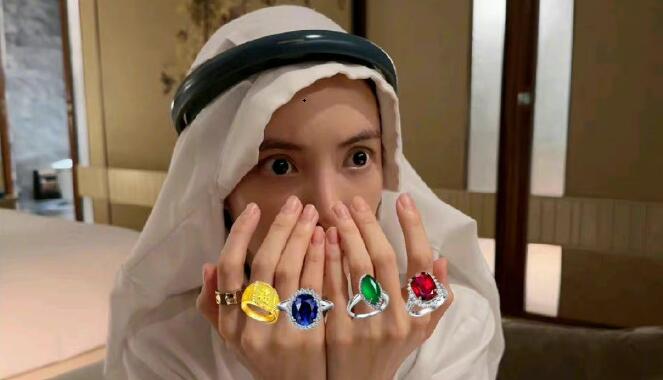 金晨回应模仿卡塔尔小王子自拍