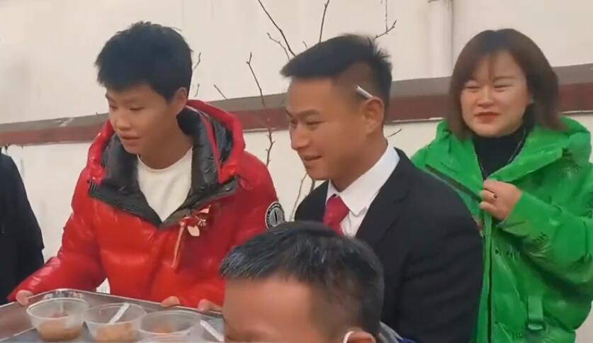 短发新娘不穿婚纱被误认成伴郎