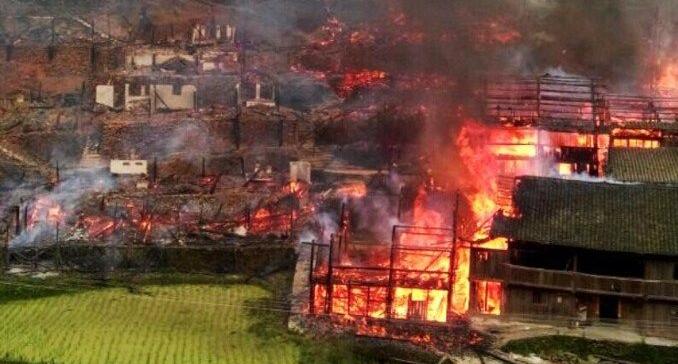 贵州一村庄大片木屋着火官方回应