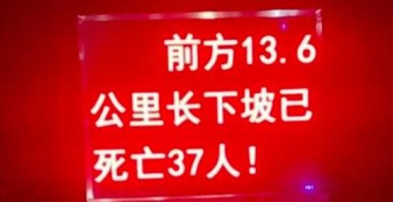 奔驰车主回应加完油将钱扔地上