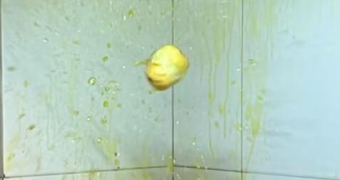 男子油锅炸元宵现场惨烈