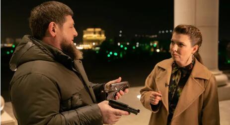 卡德罗夫展示为泽连斯基准备的手枪