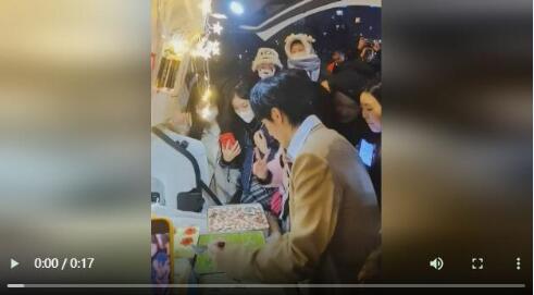 好利来创始人儿子开豪车卖蛋糕