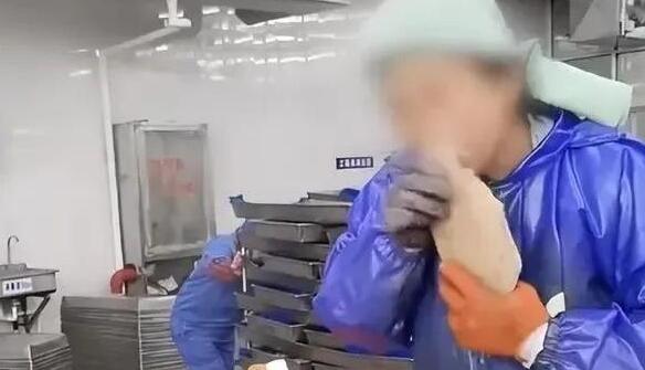 水产加工厂员工用牙给生鱼剥皮