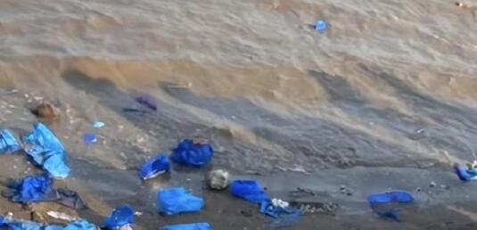 女生赶海涨潮后发现遍地鞋套