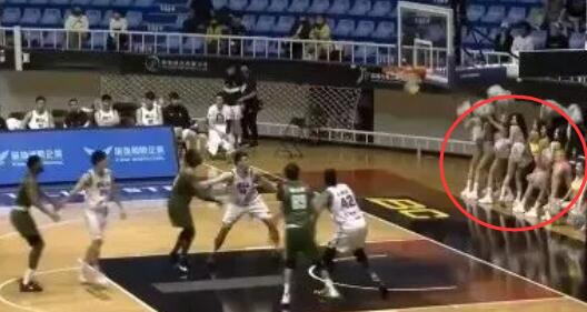 台妹拉拉队大尺度动作干扰球员罚球