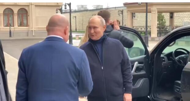 普京亲自驾车访问塞瓦斯托波尔