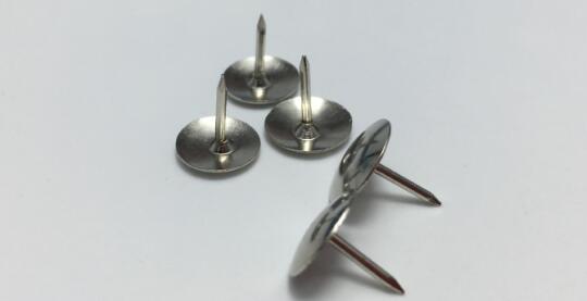 外卖员在路上撒超3000枚图钉