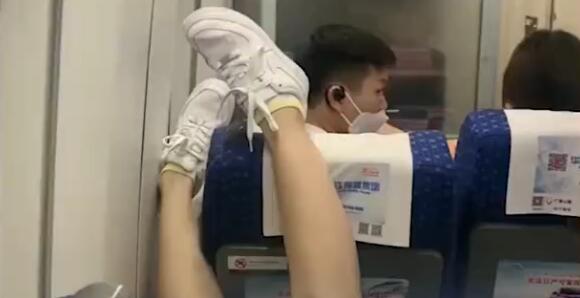 女子乘高铁把脚放前排乘客头上