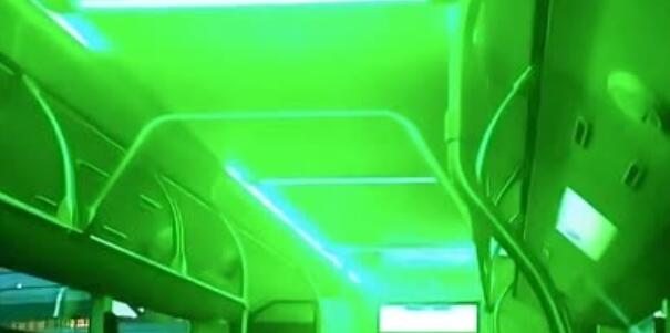 上海回应公交车深夜冒绿光