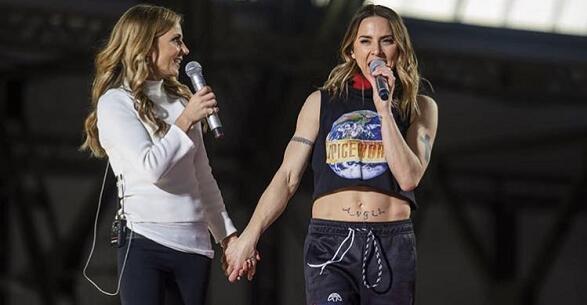 贝嫂晒全家看演唱会合照