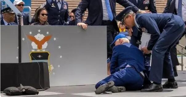 特朗普罕见为拜登发声不要开玩笑