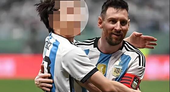 球迷回应冲进场拥抱梅西