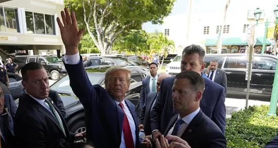 特朗普说请支持者吃饭却没买单