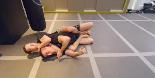 马斯克已开始练习格斗