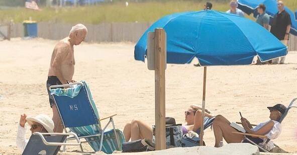 拜登赤裸上身海滩度假