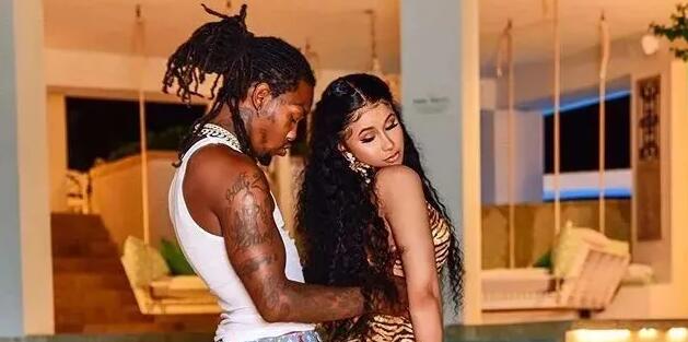 美国歌手卡姐向泼饮料观众扔话筒