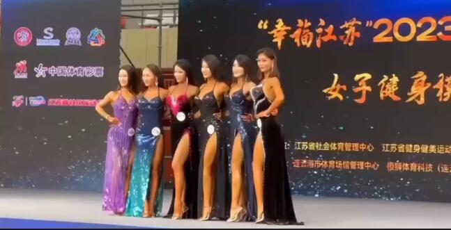 健美赛女模特扔鞋砸评委