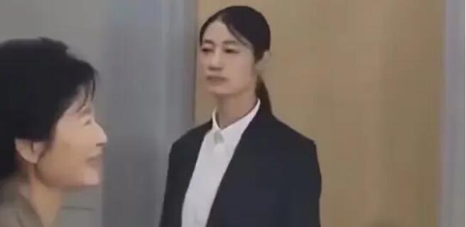 朴槿惠外出黑衣女保镖寸步不离