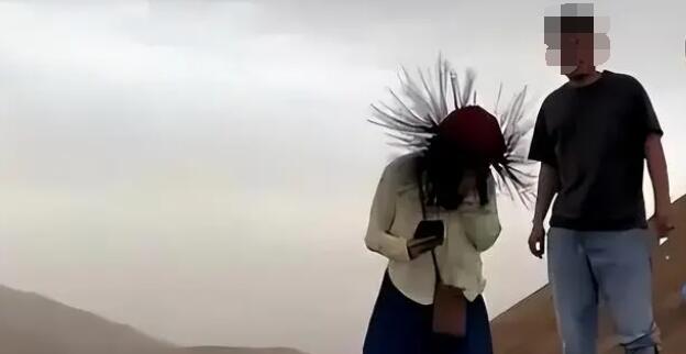 吐鲁番多名游客突然头发直立如刺猬