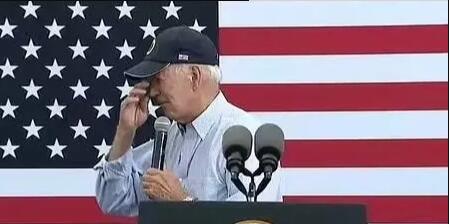 拜登被曝当众拉裤子