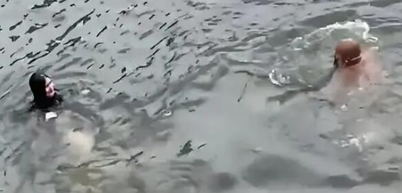 俄罗斯美女加入天津大爷跳水队伍